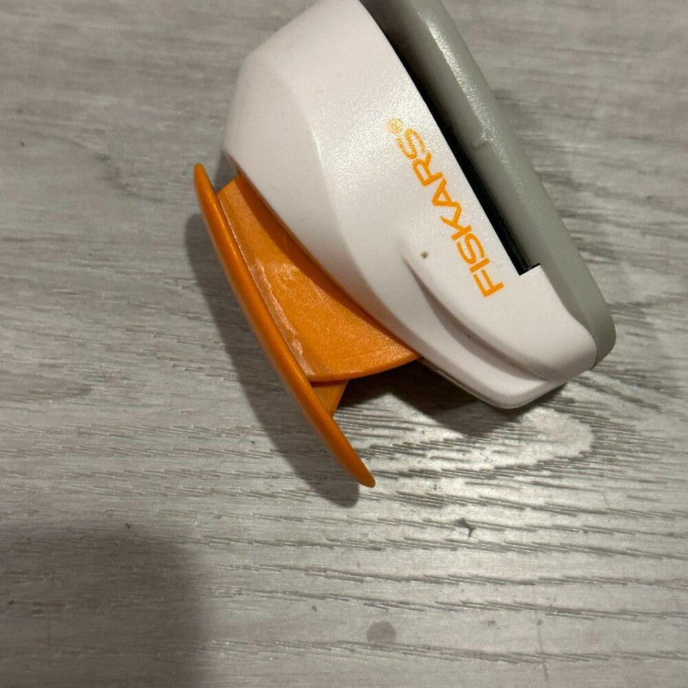 Used. Fiskars Flower Paper Puncher - Picture 2 of 4